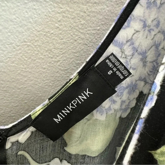 MinkPink Women’s Long Sleeve V-Neck Black w/ Purple Floral Romper Size S GUC - Picture 6 of 10